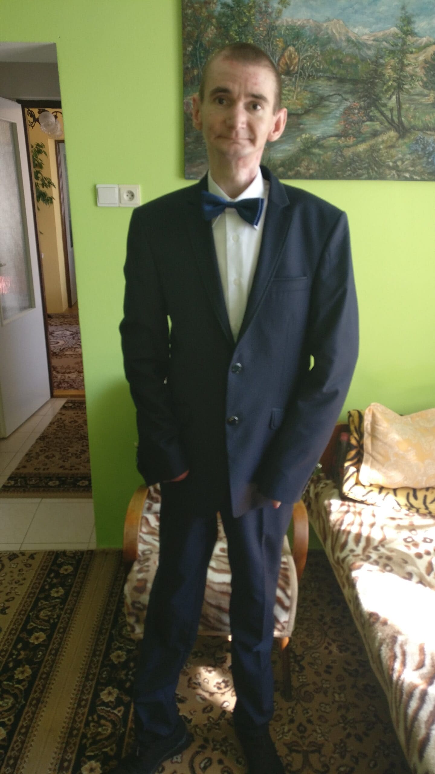 Kristián alkalmi öltönyben, kék csokornyakkendővel Kristián alkalmi öltönyben, kék csokornyakkendővel