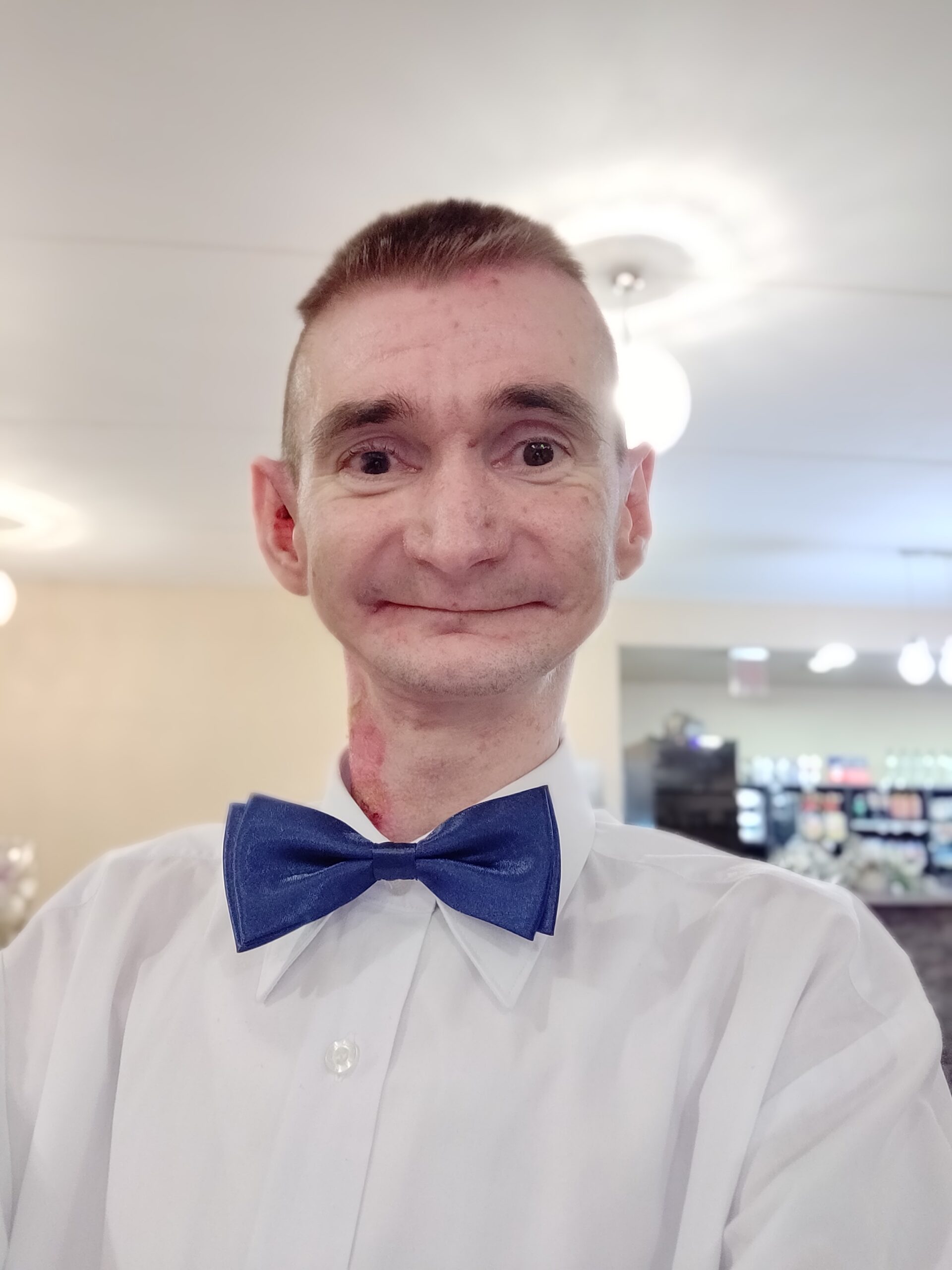 Kristián fehér ingben, kék csokornyakkendővel Kristián fehér ingben, kék csokornyakkendővel
