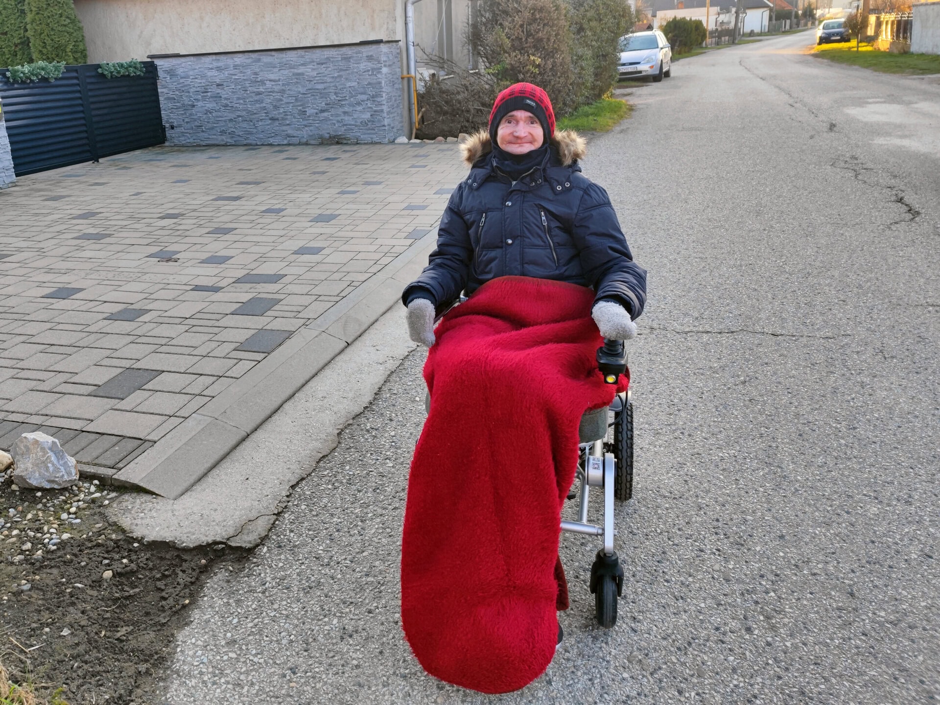 Kristián počas zimnej prechádzky na elektrickom vozíku