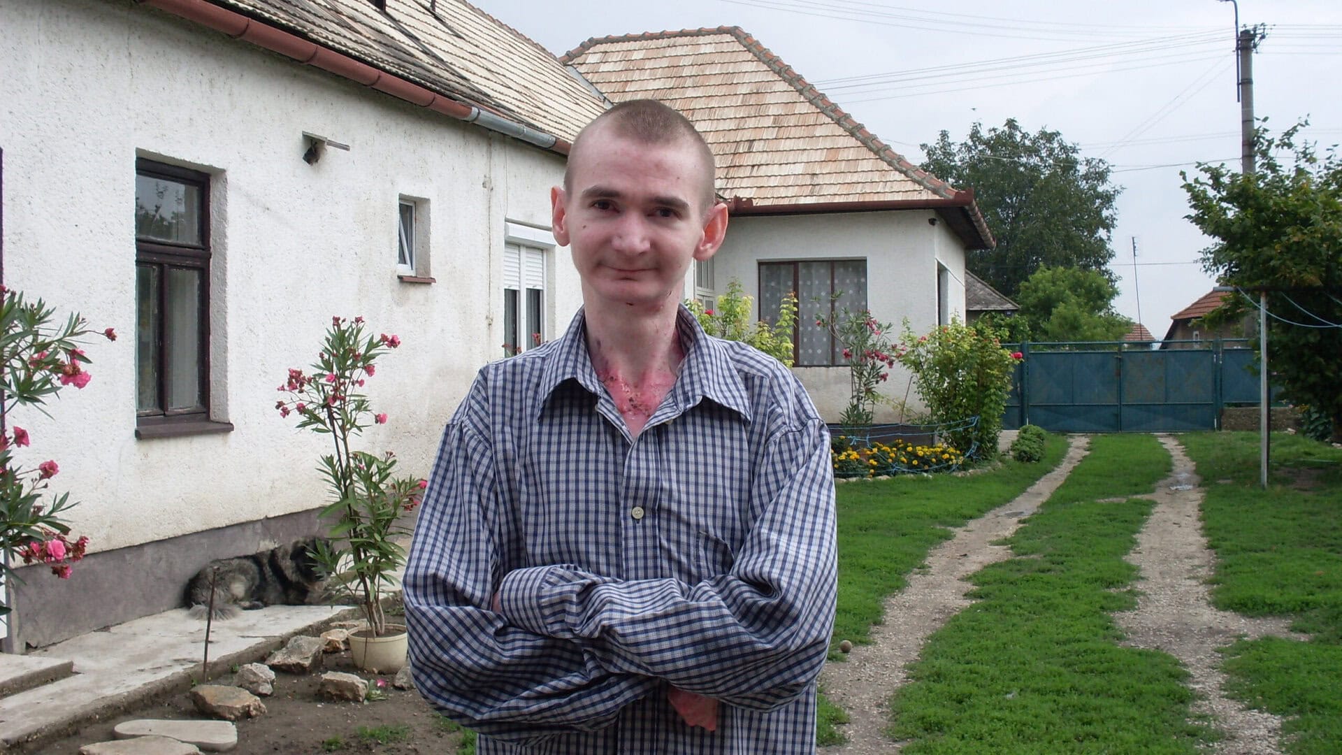 Kristián kék kockás ingben az udvaron Kristián kék kockás ingben az udvaron